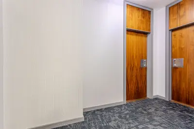 33 Elm Drive W #202, Mississauga, On L5b 4m2