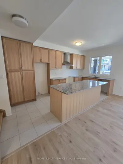 Att/Row/Townhouse in Brampton