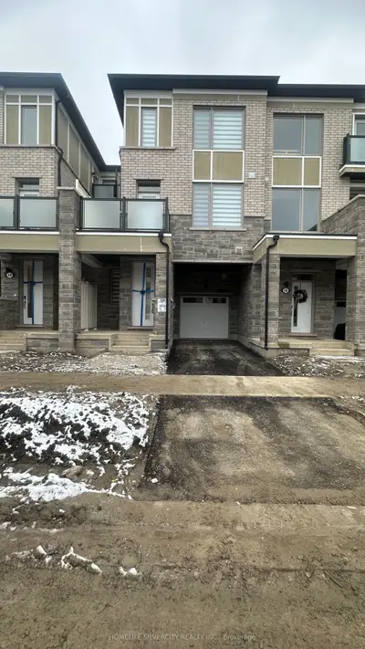 Att/Row/Townhouse in Brampton