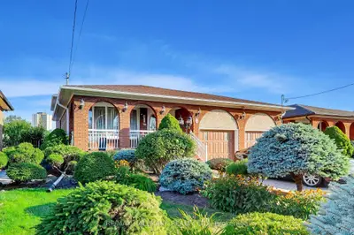 5 Byworth Boulevard, Toronto, On M9r 1w7