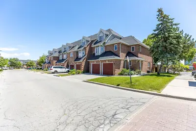 Condo Townhouse in Mississauga