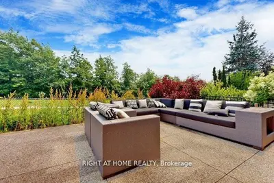 Att/Row/Townhouse in Oakville