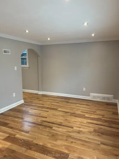 394 Whitmore Avenue Main, Toronto, On M6e 2n4