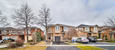 Att/Row/Townhouse in Oakville
