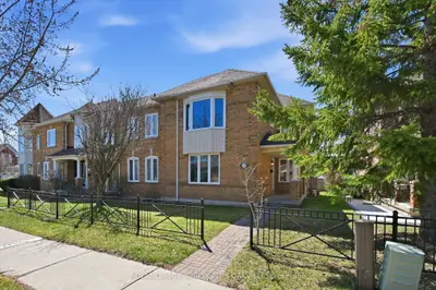 Att/Row/Townhouse in Oakville