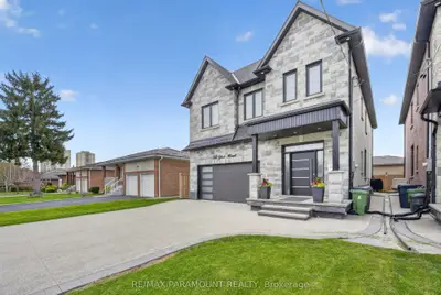 38 York Road, Toronto, On M9r 3e4