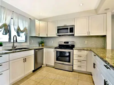 1580 Lancaster Drive 29, Oakville, On L6h 2z5