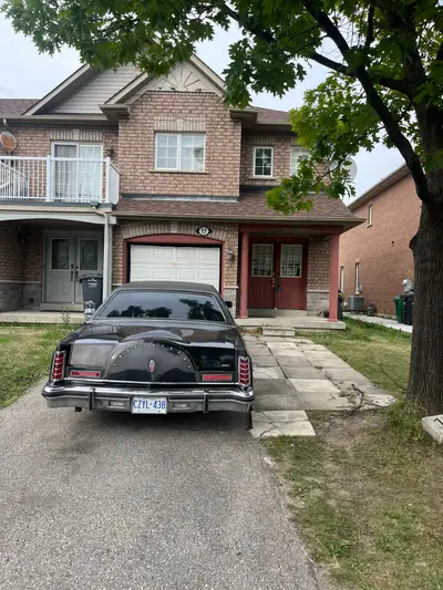 Att/Row/Townhouse in Brampton