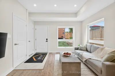 Att/Row/Townhouse in Toronto