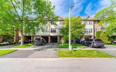 Att/Row/Townhouse in Oakville