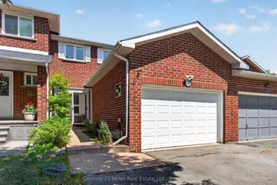 Att/Row/Townhouse in Oakville