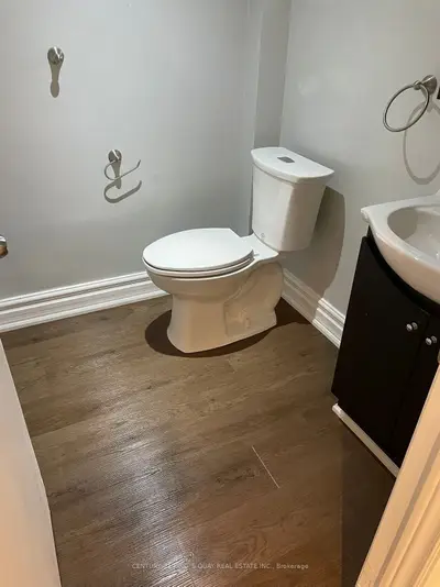 154 Sorauren Avenue Lower, Toronto, On M6r 2e5