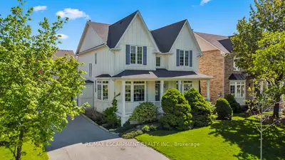 7049 Gaslamp Walk, Mississauga, On L5w 1a4