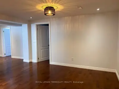 896 Fourth Street Lower, Mississauga, On L5e 1j6