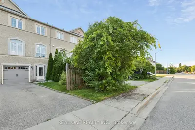 Att/Row/Townhouse in Burlington