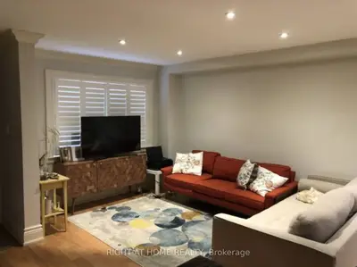43 Bowie Avenue, Toronto, On M6e 2p2
