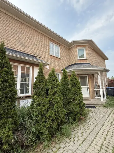 Att/Row/Townhouse in Brampton