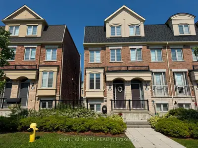 Att/Row/Townhouse in Toronto