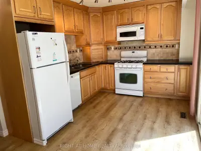 70 Carisbrooke Court, Brampton, On L6s 3k1
