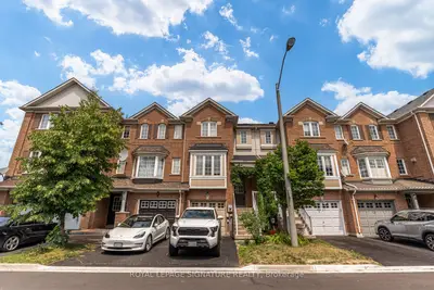 Att/Row/Townhouse in Brampton