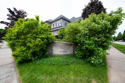Att/Row/Townhouse in Oakville