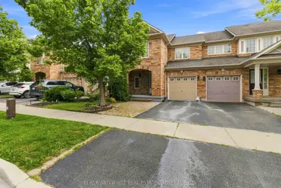 Att/Row/Townhouse in Oakville