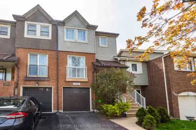 Att/Row/Townhouse in Oakville