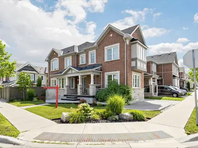 Att/Row/Townhouse in Milton