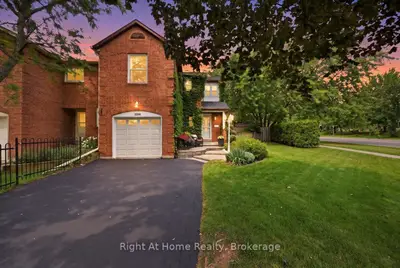 Att/Row/Townhouse in Oakville