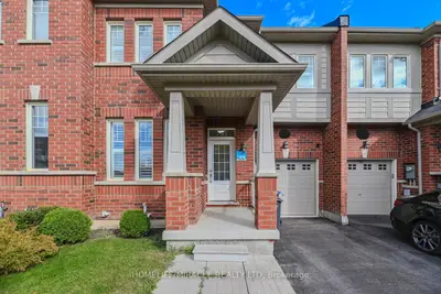 Att/Row/Townhouse in Brampton