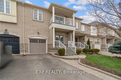 Att/Row/Townhouse in Oakville