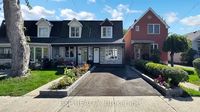 Att/Row/Townhouse in Toronto