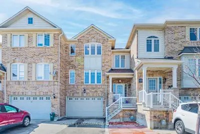 Att/Row/Townhouse in Oakville
