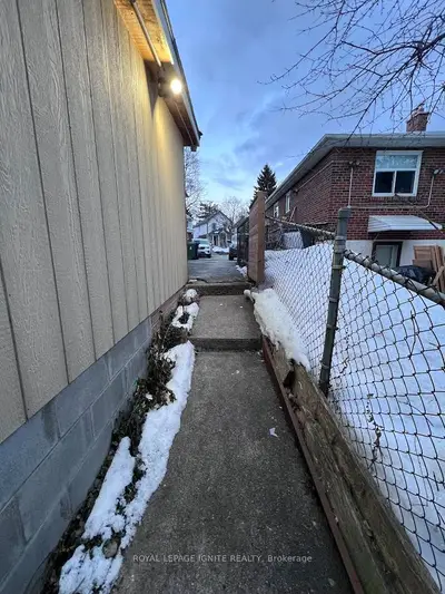 208 Rosemount Avenue Bsmnt, Toronto, On M9n 3c3