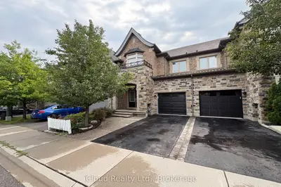 Att/Row/Townhouse in Oakville