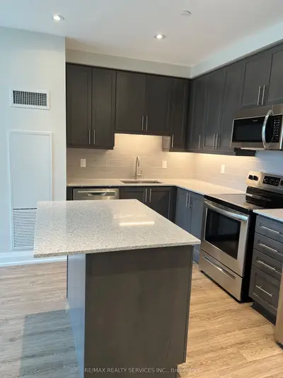 15 Lynch Street 303, Brampton, On L6w 0c7