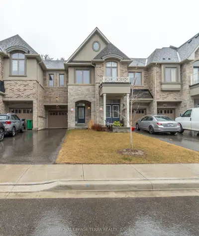 Att/Row/Townhouse in Brampton