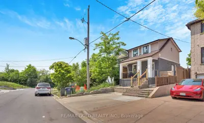 8 Fairglen Crescent, Toronto, On M9n 1s2