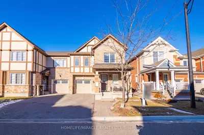 Att/Row/Townhouse in Milton