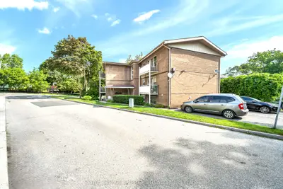 135 Kingsway Crescent 4, Toronto, On M8x 2s3