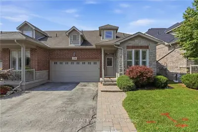 Condo Townhouse in Burlington