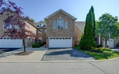 Att/Row/Townhouse in Burlington