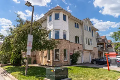 Condo Townhouse in Halton Hills