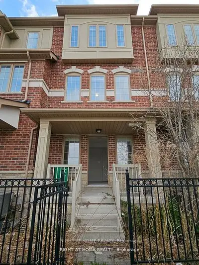 Att/Row/Townhouse in Brampton