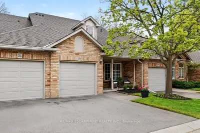 Condo Townhouse in Burlington