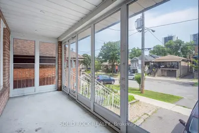 18 Maple Bush Avenue, Toronto, On M9n 1s6