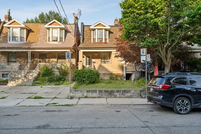 Att/Row/Townhouse in Toronto
