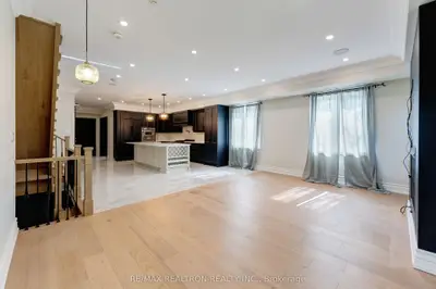 32 Bradfield Avenue W, Toronto, On M8z 2a3