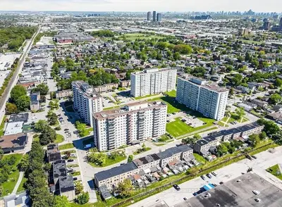 50 Lotherton Pathway 1111, Toronto, On M6b 2g8