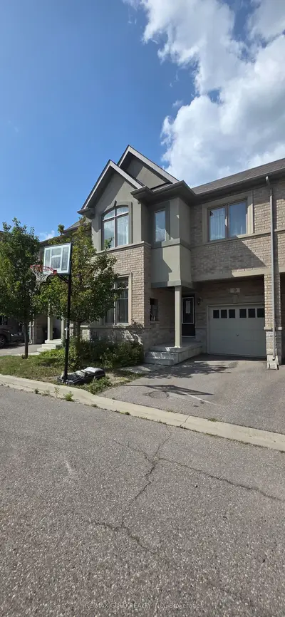 9 Oliana Way, Brampton, On L6y 6g8
